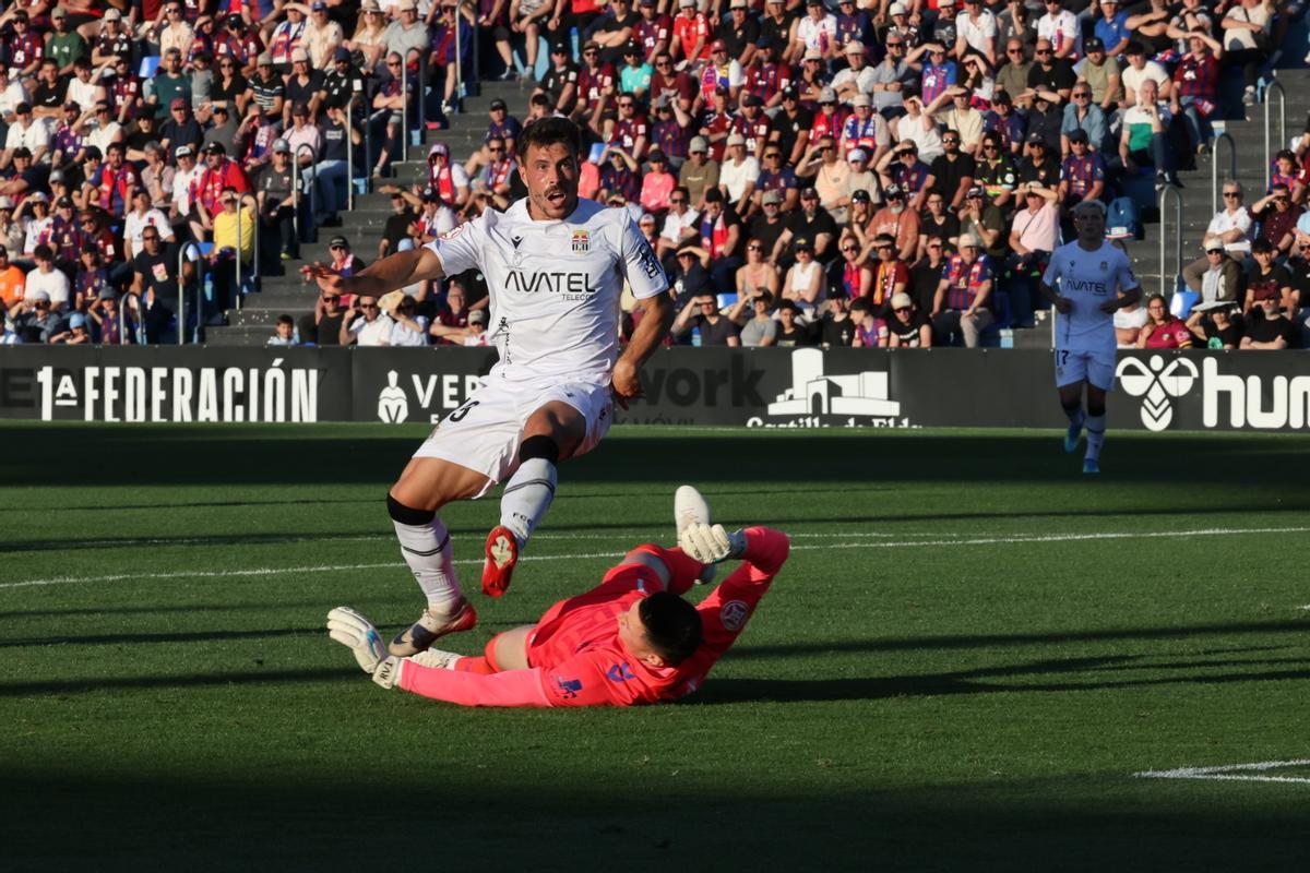 Christian Borrego ‘Chiki’, durante una acción del juego con el FC Cartagena en Elda.