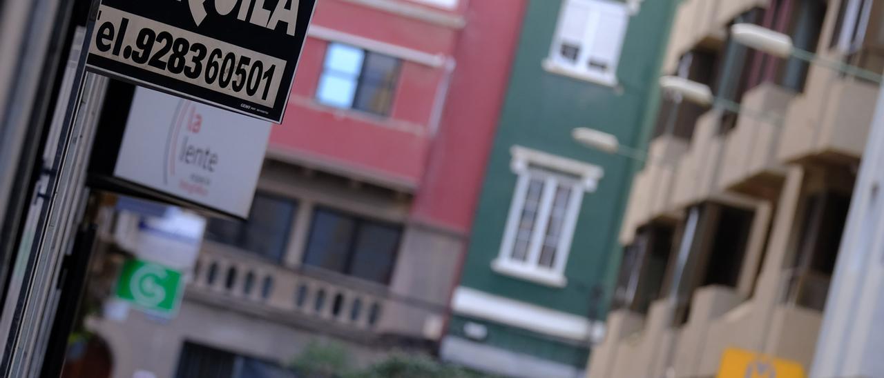 Un cartel de una vivienda en alquiler en Las Palmas de Gran Canaria