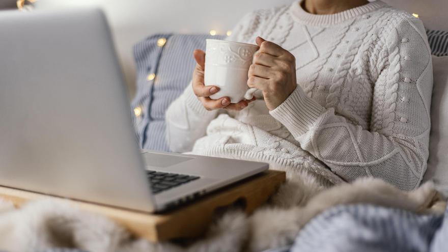 Así puedes trabajar desde casa y mantenerte caliente sin encender la calefacción: los mejores consejos