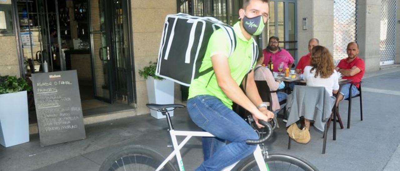 Adrián Vázquez llevando uno de los pedidos.   | // RAFA VÁZQUEZ