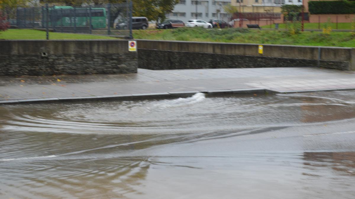 Inundaciones en Asturias: la lluvia complica la situación en muchos puntos de la región, con alerta amarilla y de desbordamientos