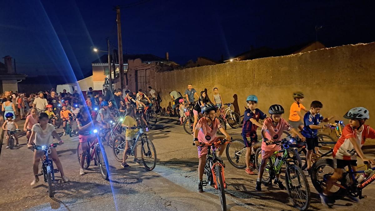 Marcha cicloturista nocturna en Bretó.