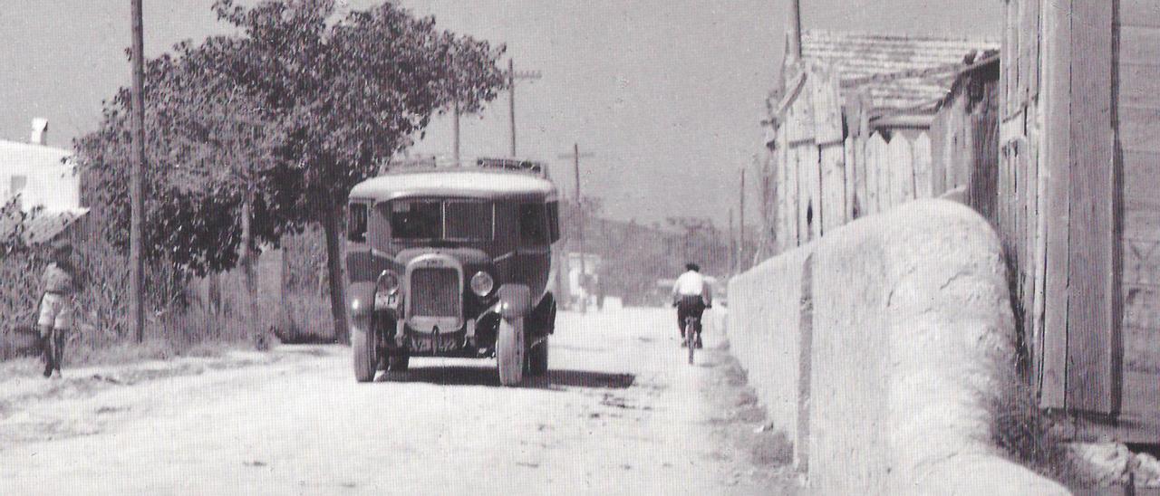 Un &#039;camió&#039; de línia, arribant a la ciutat d&#039;Eivissa.