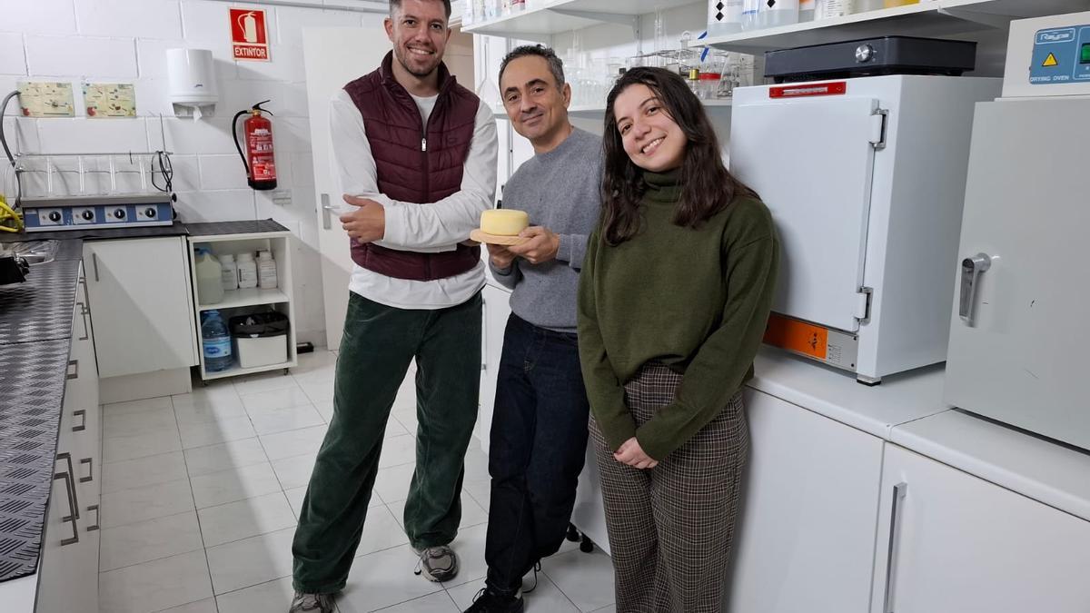 Víctor Lama, Brandán Gómez y Camila Mercado, de Enzicas.