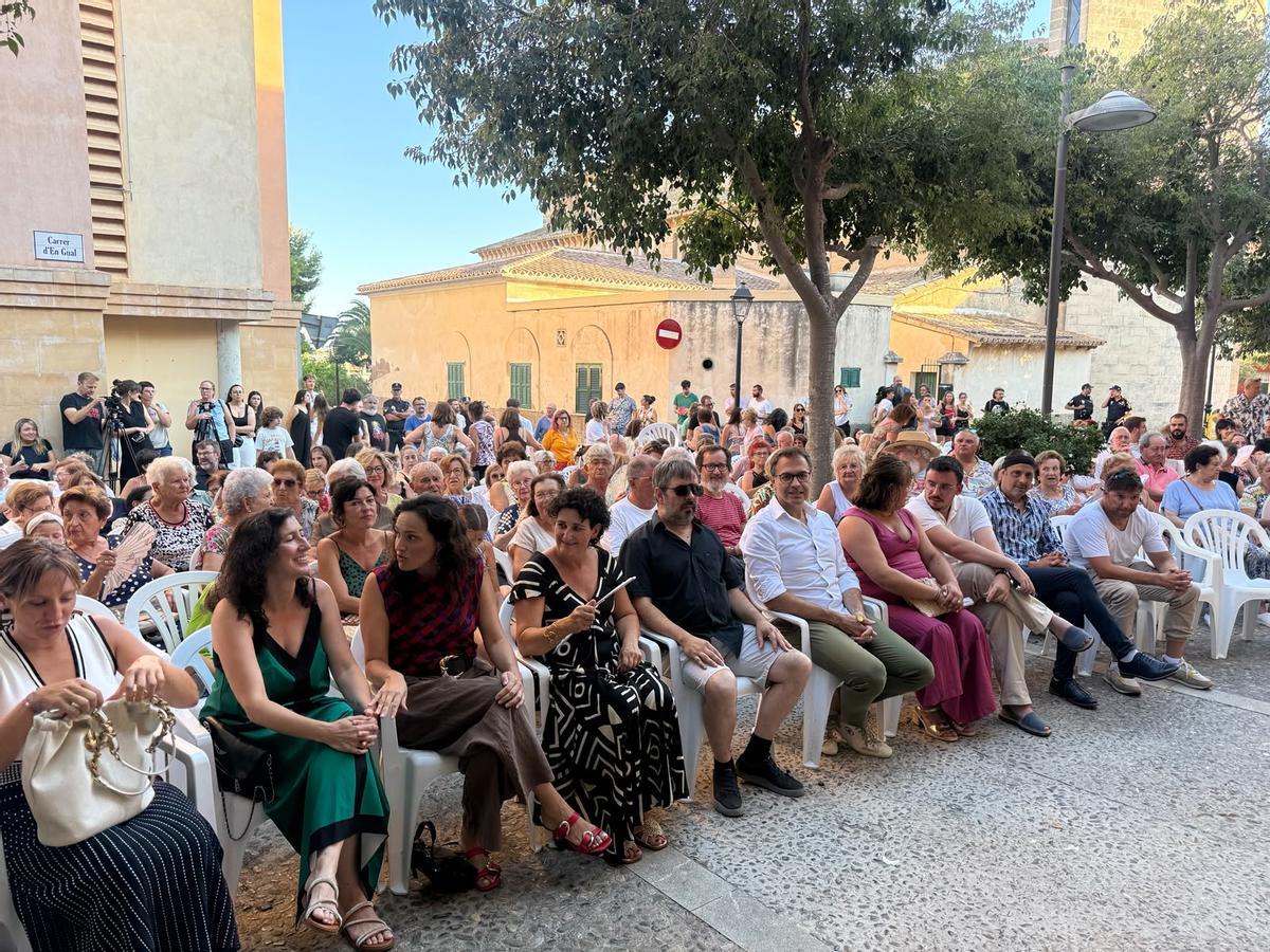 Un numeroso público acudió a la lectura del pregón festivo.