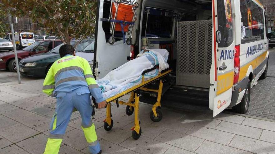 Un paciente es trasladado en ambulancia al Complejo Asistencial de Zamora.