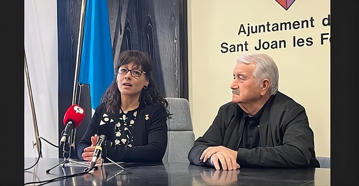 L'alcaldessa Maria Vidal i Joan Espona, durant la roda de premsa