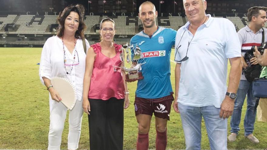 Los padres de Miki Roqué, con la alcaldesa y Cebellos en el Trofeo Carabela de Plata.