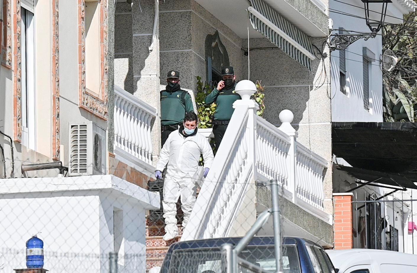 Agentes de la Guardia Civil salen de una vivienda en Fuentes de Cesna, pedanía de Algarinejo (Granada), donde tuvo lugar el último caso de violencia machista.