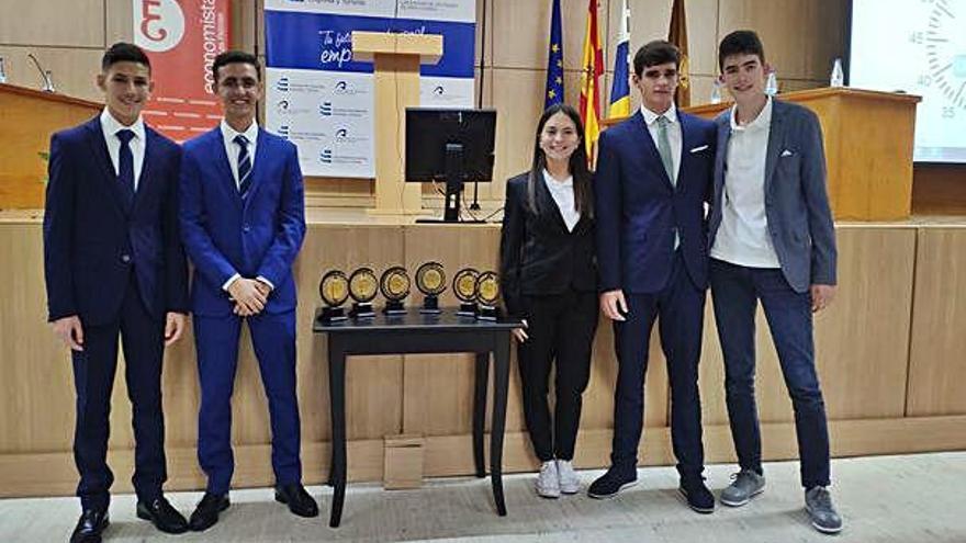 Miembros del equipo de debate del Colegio Arenas Atlántico.