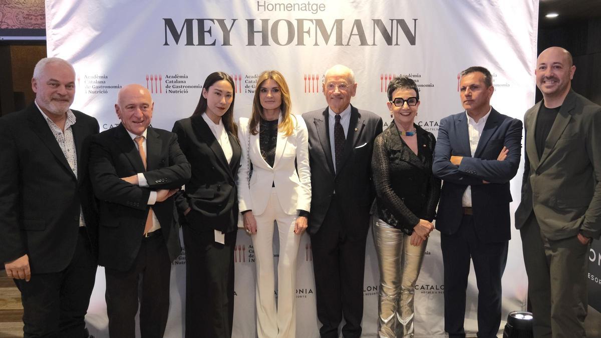 Silvia Hofmann, hija de Mey Hofmann, y el presidente de la Acadèmia Catalana de Gastronomia, flanqueados por cocineros que asistieron al homenaje, como Xavier Pellicer, Carles Gaig, Meilan Kao, Carme Ruscalleda y Oriol Castro.