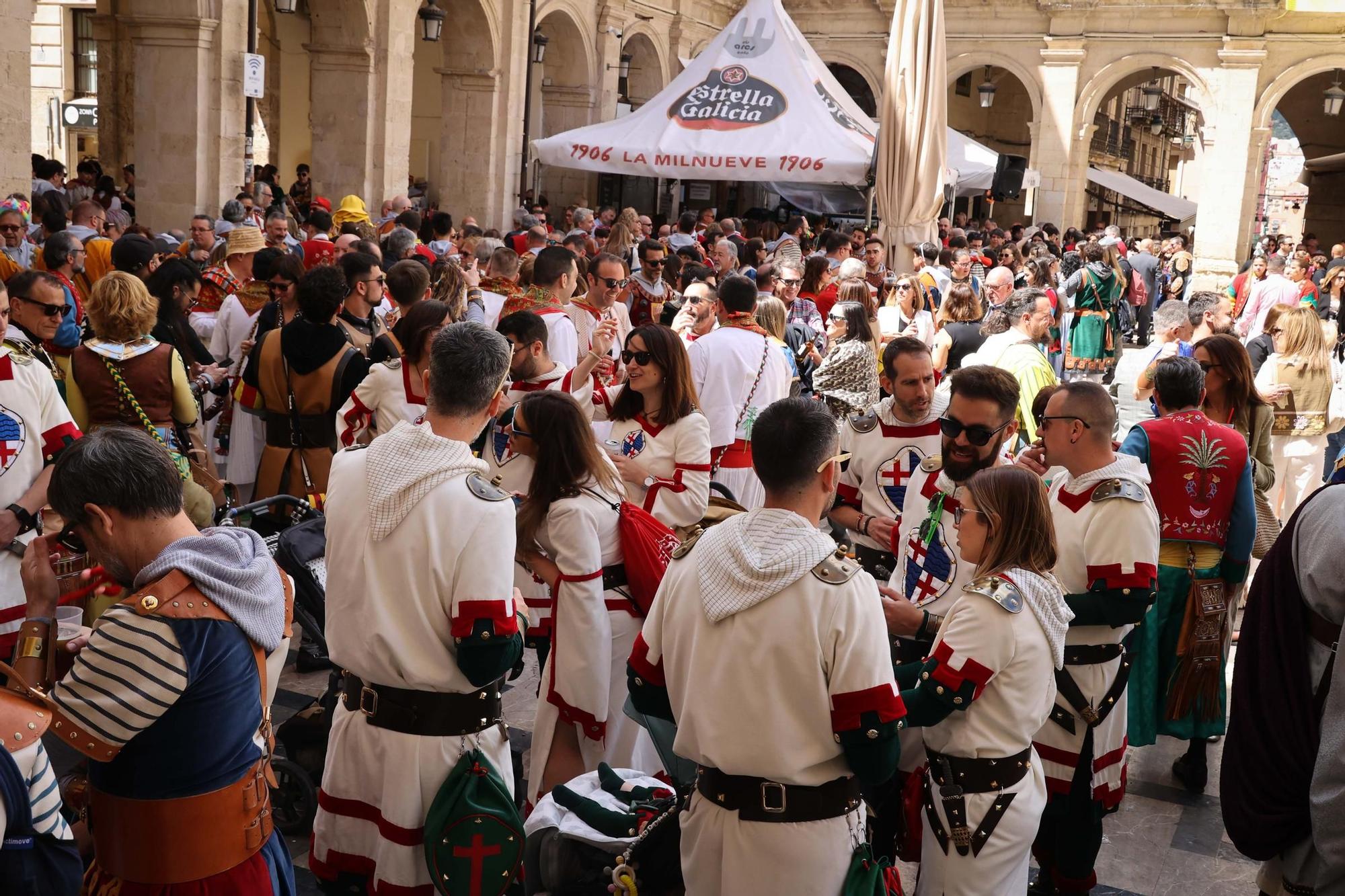 El Sant Jordiet entre claveles en la procesión de la Reliquia