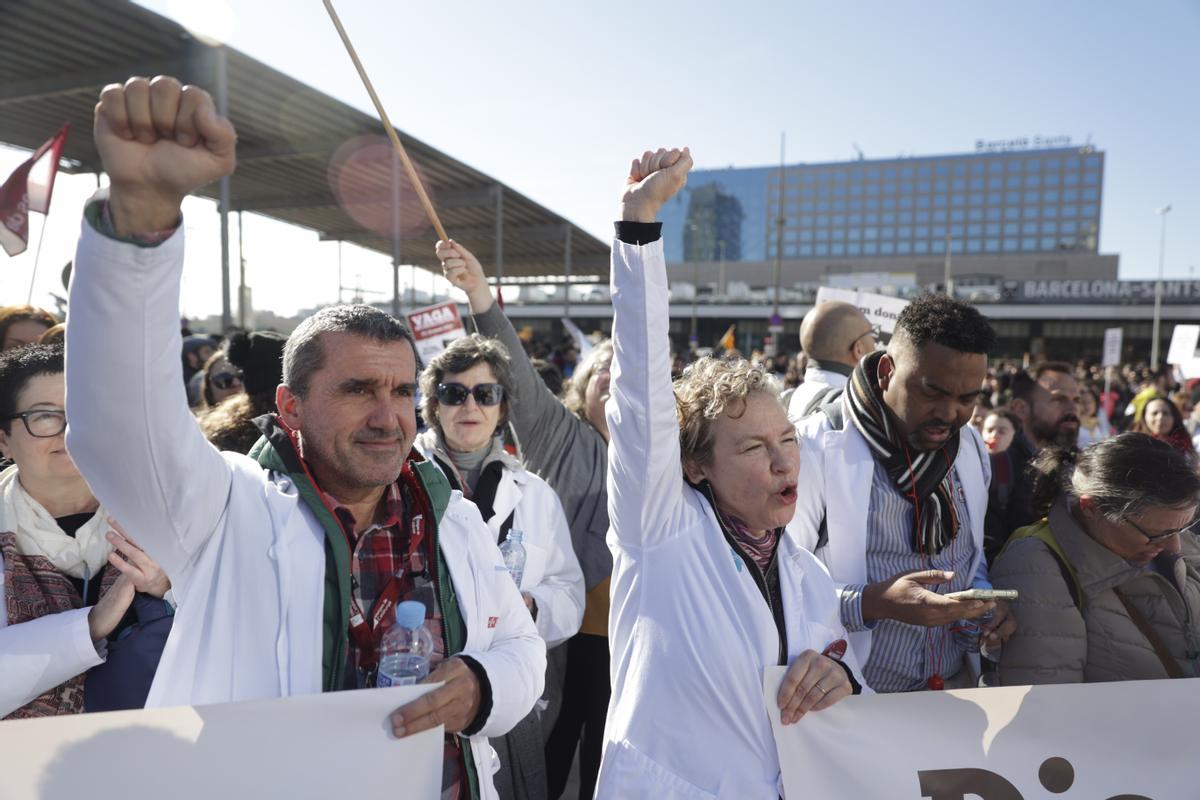 Los sanitarios se han manifestado desde el Departament de Salut hasta la estación de Sants en defensa de la sanidad pública durante el primer día de la huelga de médicos.