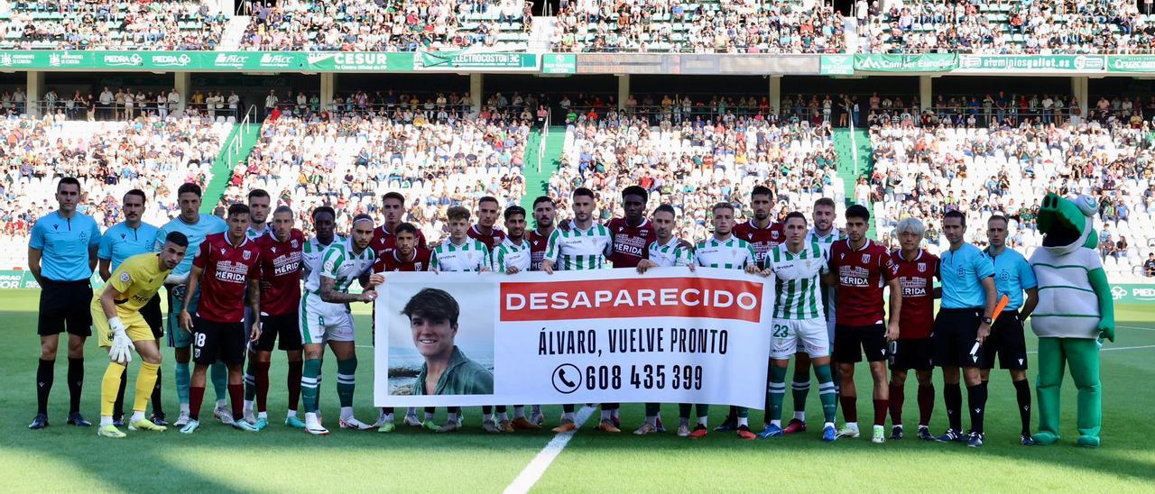 Los jugadores realizan un homenaje al juvenil Álvaro Prieto en los prolegómenos del encuentro.