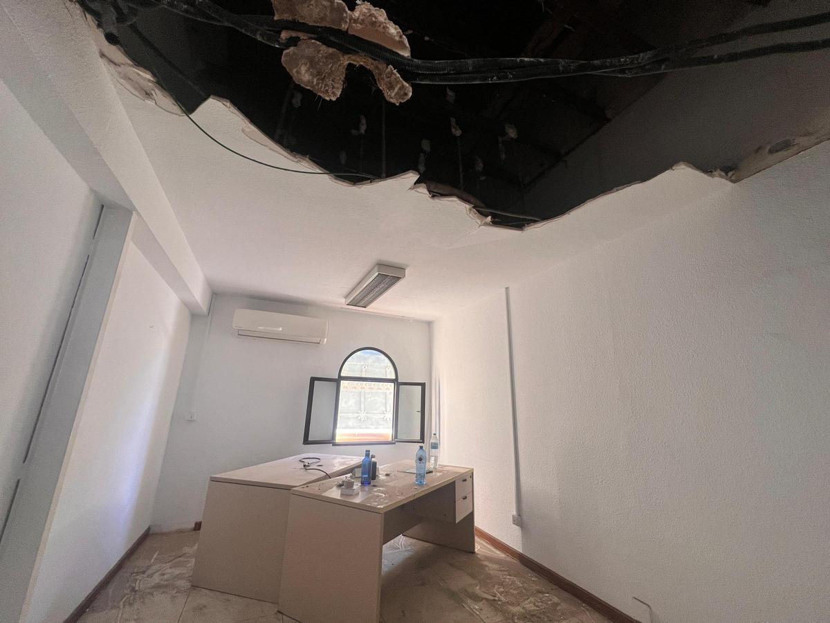 Vista de las oficinas del CSIF en el Ayuntamiento de Málaga con el techo desprendido.