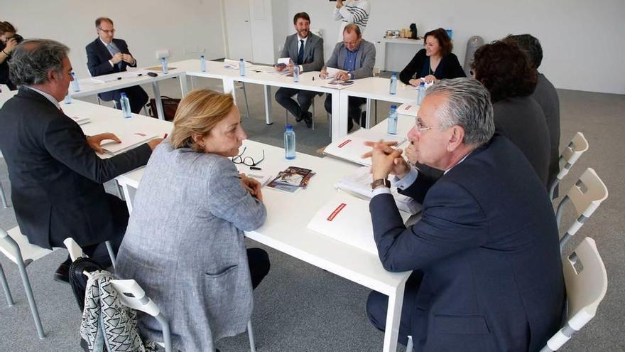 Asistentes, ayer, a la reunión del patronato de la Fundación del Niemeyer.