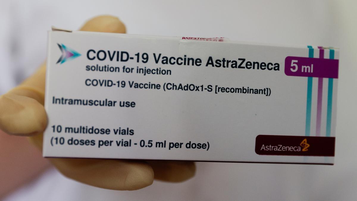 Un paquete con dosis de la vacuna de AstraZeneca.