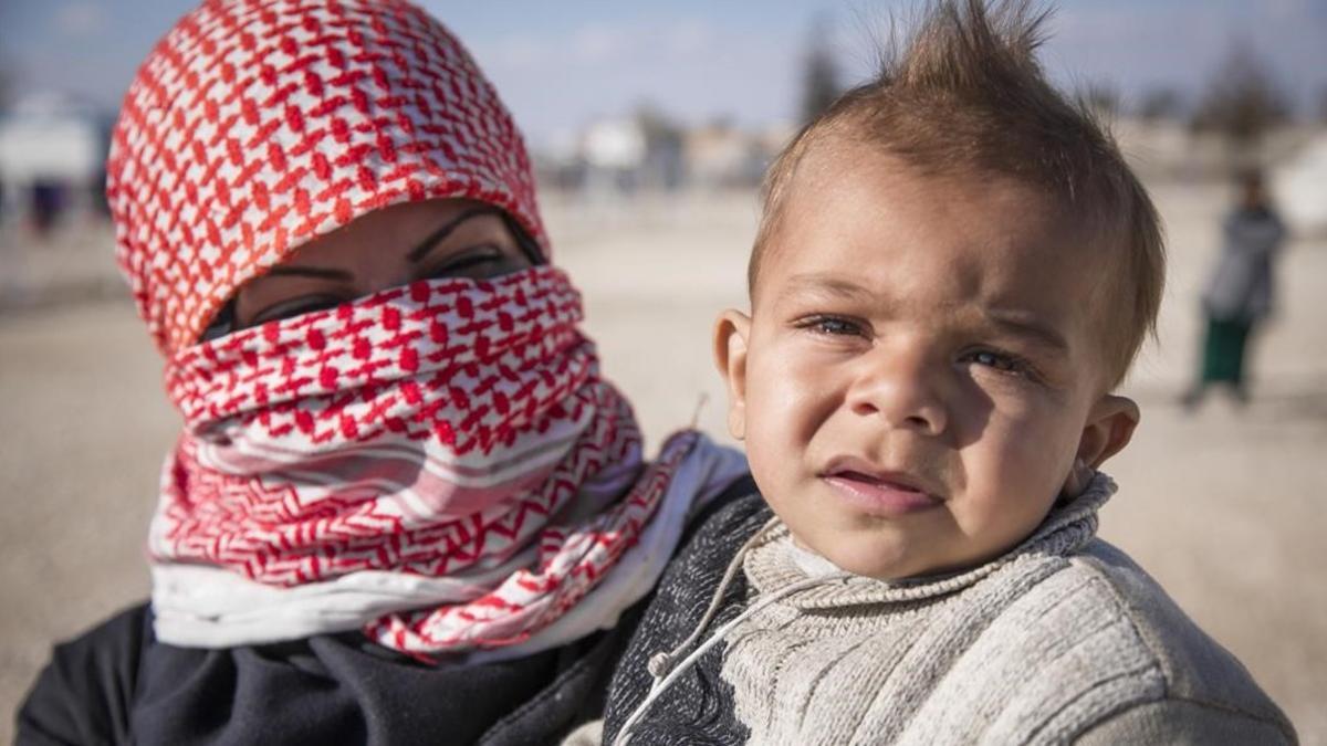 Muna, un madre siria de Deir Ezzor, con su hijo menor, Yasir, de un año, en el campo de refugiados de Al Hol, en Hasakah (Siria).