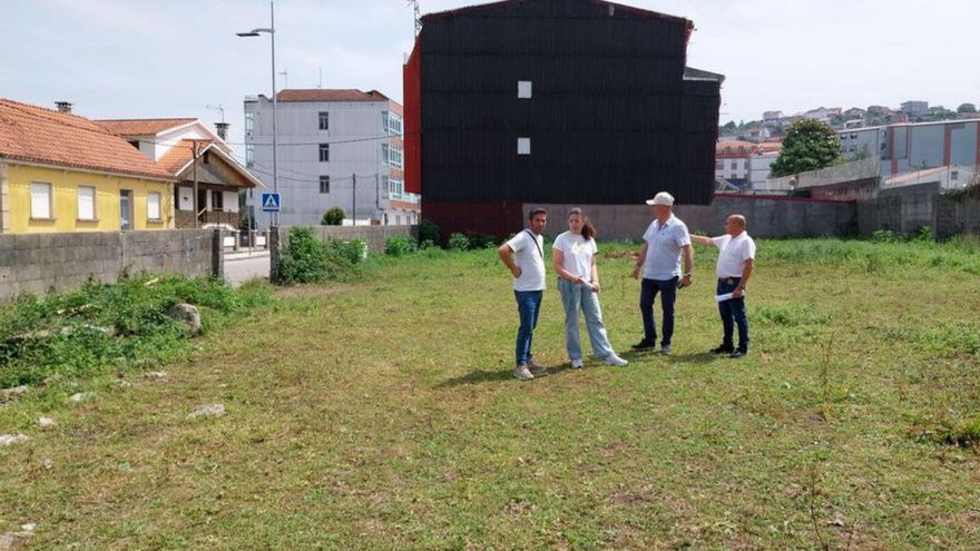 Responsables municipales, ayer, en la finca de Ramón Bares que se habilitará como aparcamiento en el centro de Bueu y que se abrirá para el Corpus.
