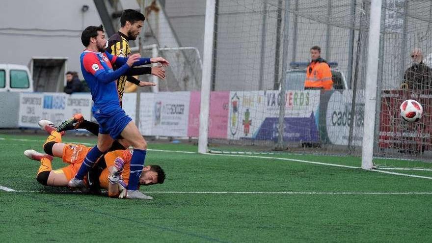 El meta Viorel intercepta a Dani Ábalo en la jugada que los locales protestaron como penalti.