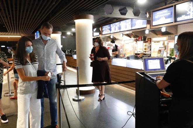 Doña Letizia y don Felipe a su llegada al cine