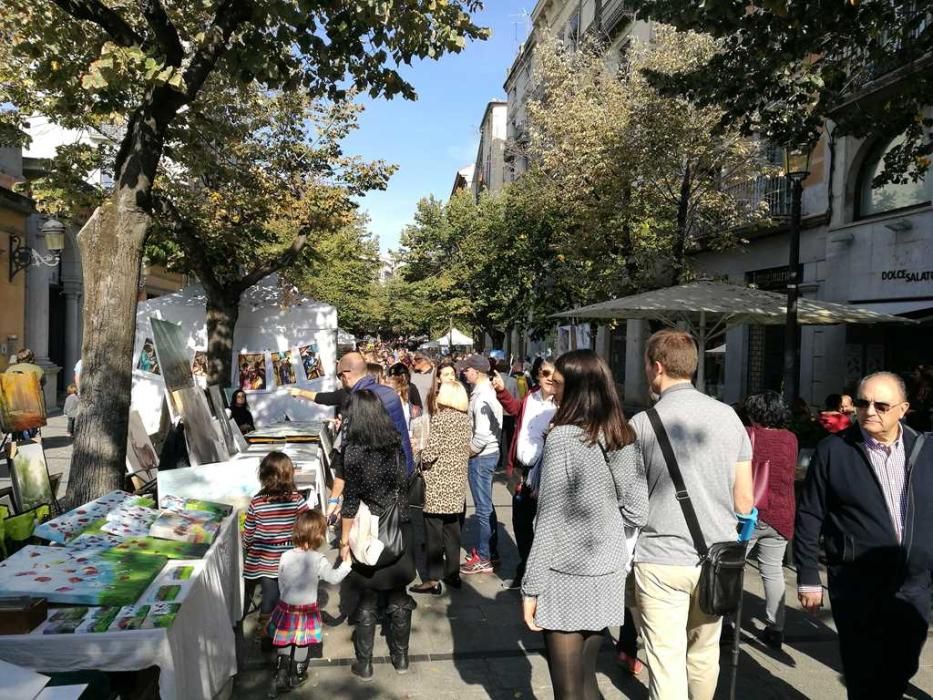 Milers de persones omplen el Barri Vell de Girona per Tots Sants