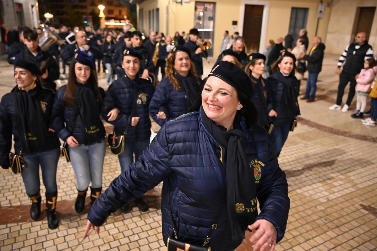 Los Moros y Cristianos desfilan por las calles de Elche en la Entraeta del Mig Any Los Moros y Cristianos desfilan por las calles de Elche en la Entraeta del Mig Any