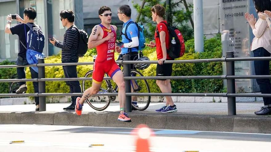 Serrat, durante la carrera a pie en Yokohama. // @serratantonio