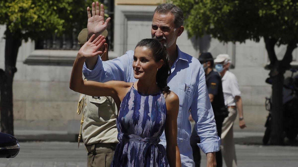 Los Reyes pasean por el centro de Sevilla.