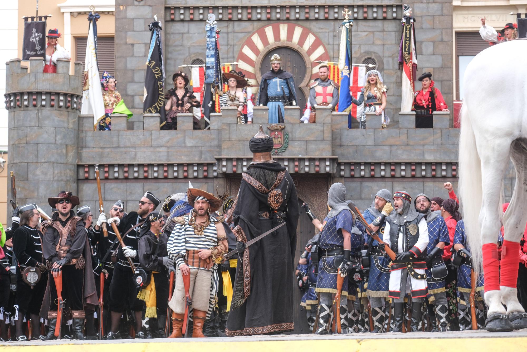 Los moros conquistan el castillo bajo la lluvia. Así ha sido la embajada mora de las fiestas de Elda