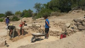 Trabajo en el yacimiento de fortificación romana encontrada en el año 2015 en La Secuita, Tarrafona.