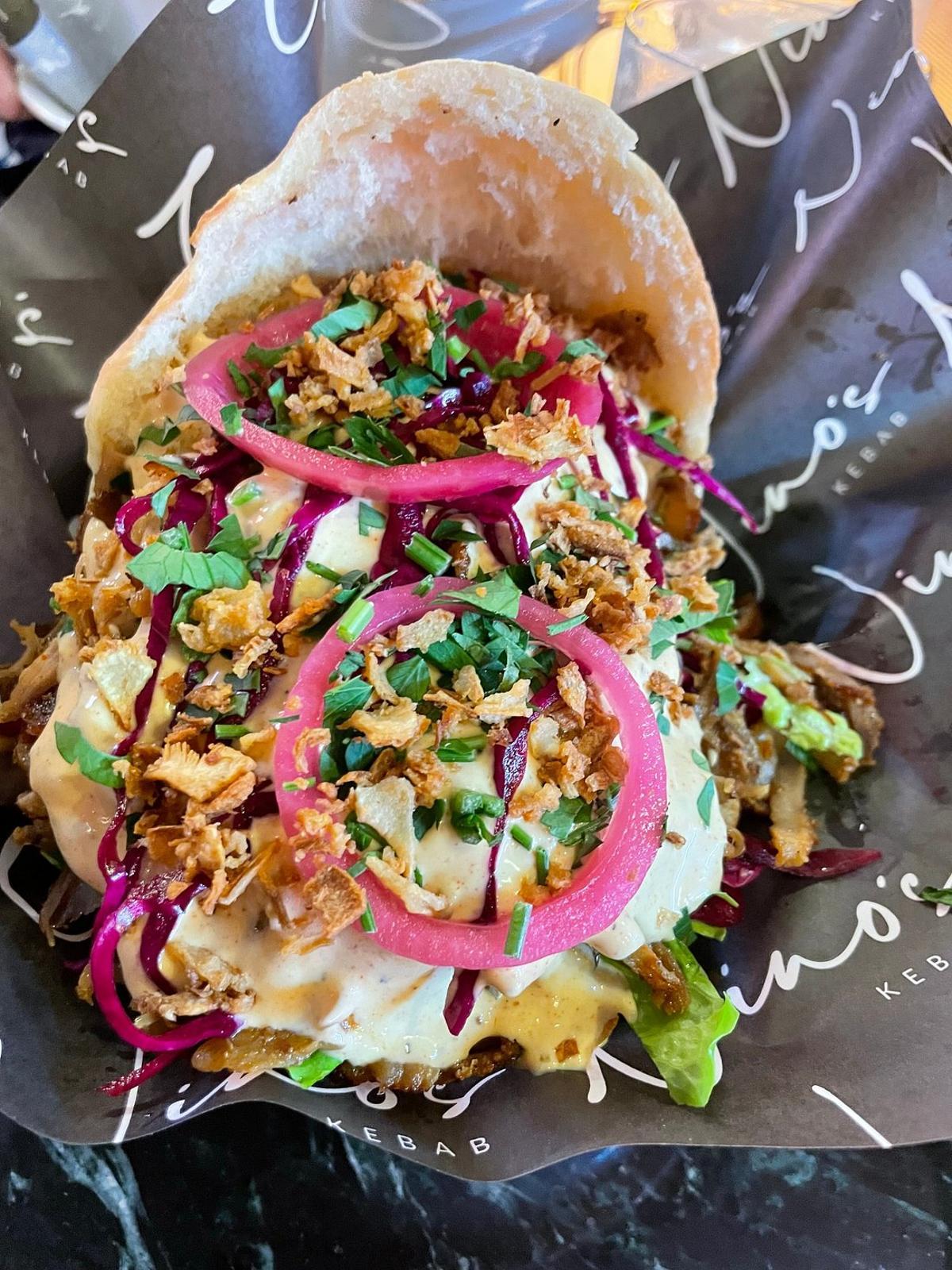 Einer der üppigen Döner von Nino's Kebab.