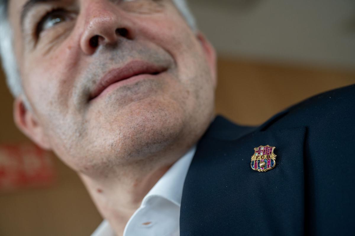 Detalle del alfiler de corbata en la solapa del candidato a la presidencia en las próximas elecciones del FC Barcelona, Víctor Font.