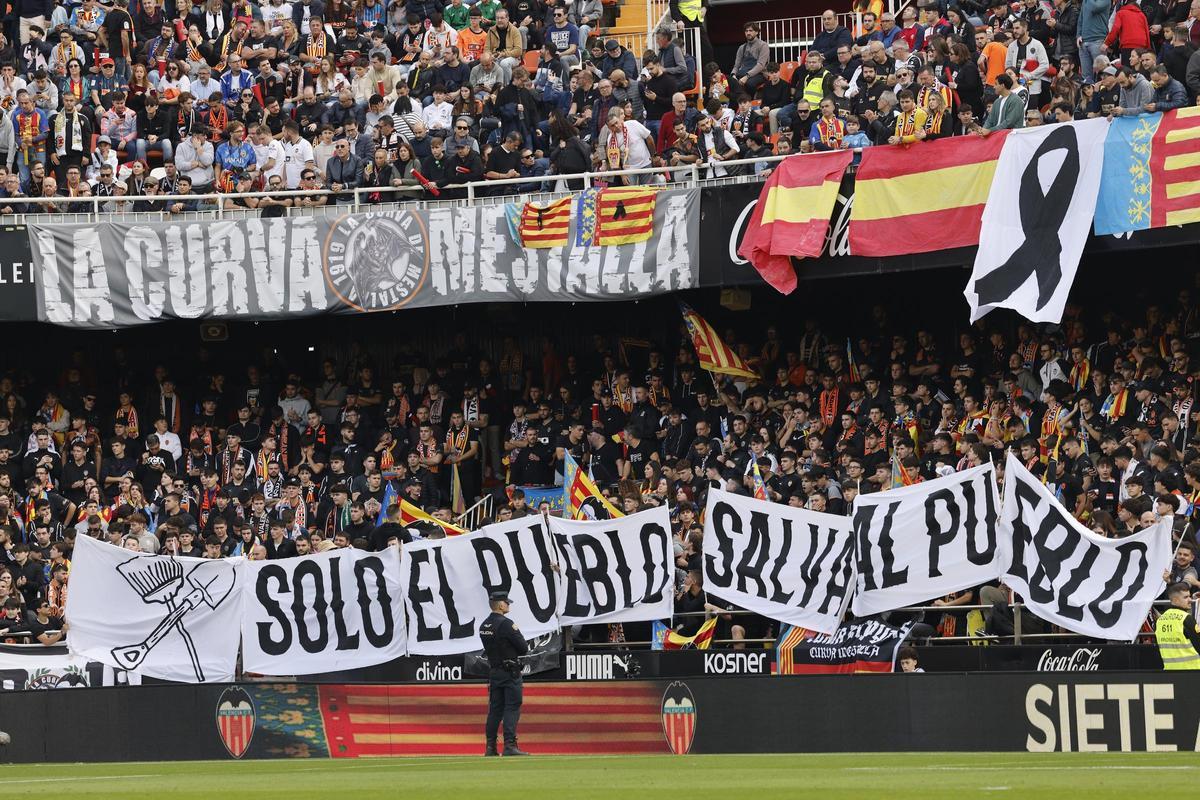 Homenaje en Mestalla a las víctimas de la DANA antes del Valencia-Betis, en imágenes Homenaje en Mestalla a las víctimas de la DANA antes del Valencia-Betis, en imágenes