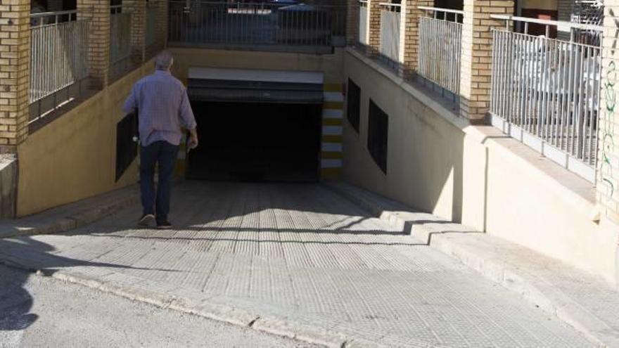 Imagen del acceso al garaje, que está «escoltado» en ambos lados por un escalón nada accesible.