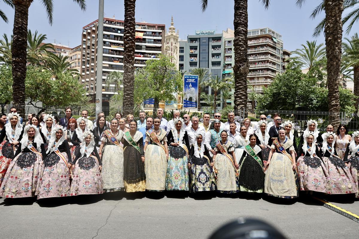 La comitiva fallera se estrena en Alicante con la mascletà de Mediterráneo
