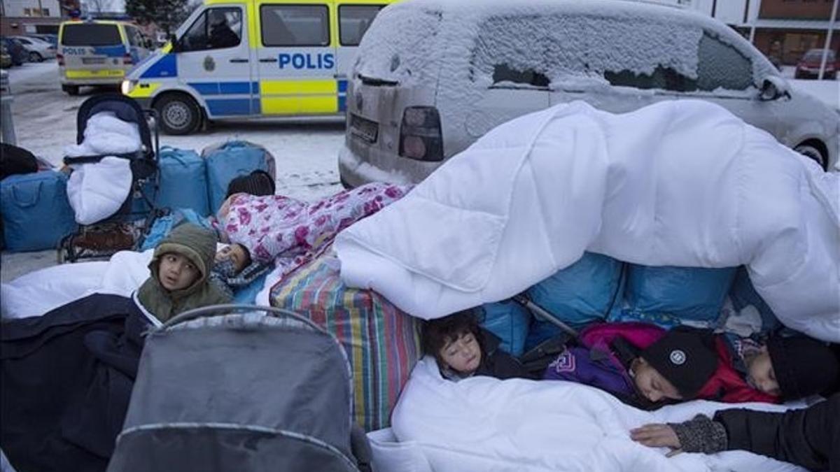 Niños refugiados sirios duermen en la intemperie en el exterior de una oficina de inmigración sueca en Marsta, en las afueras de Estocolmo, el 8 de enero.