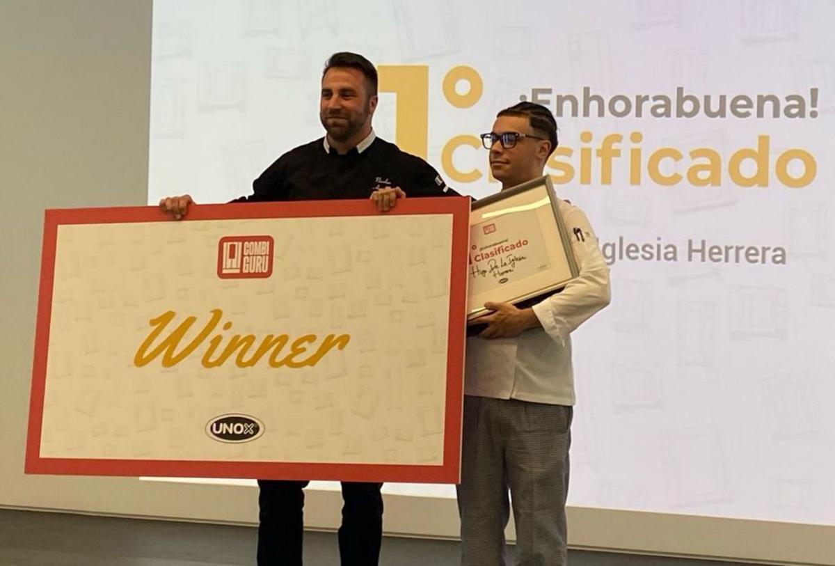 Hugo de la Iglesia Herrera, con el primer premio. | CEDIDA