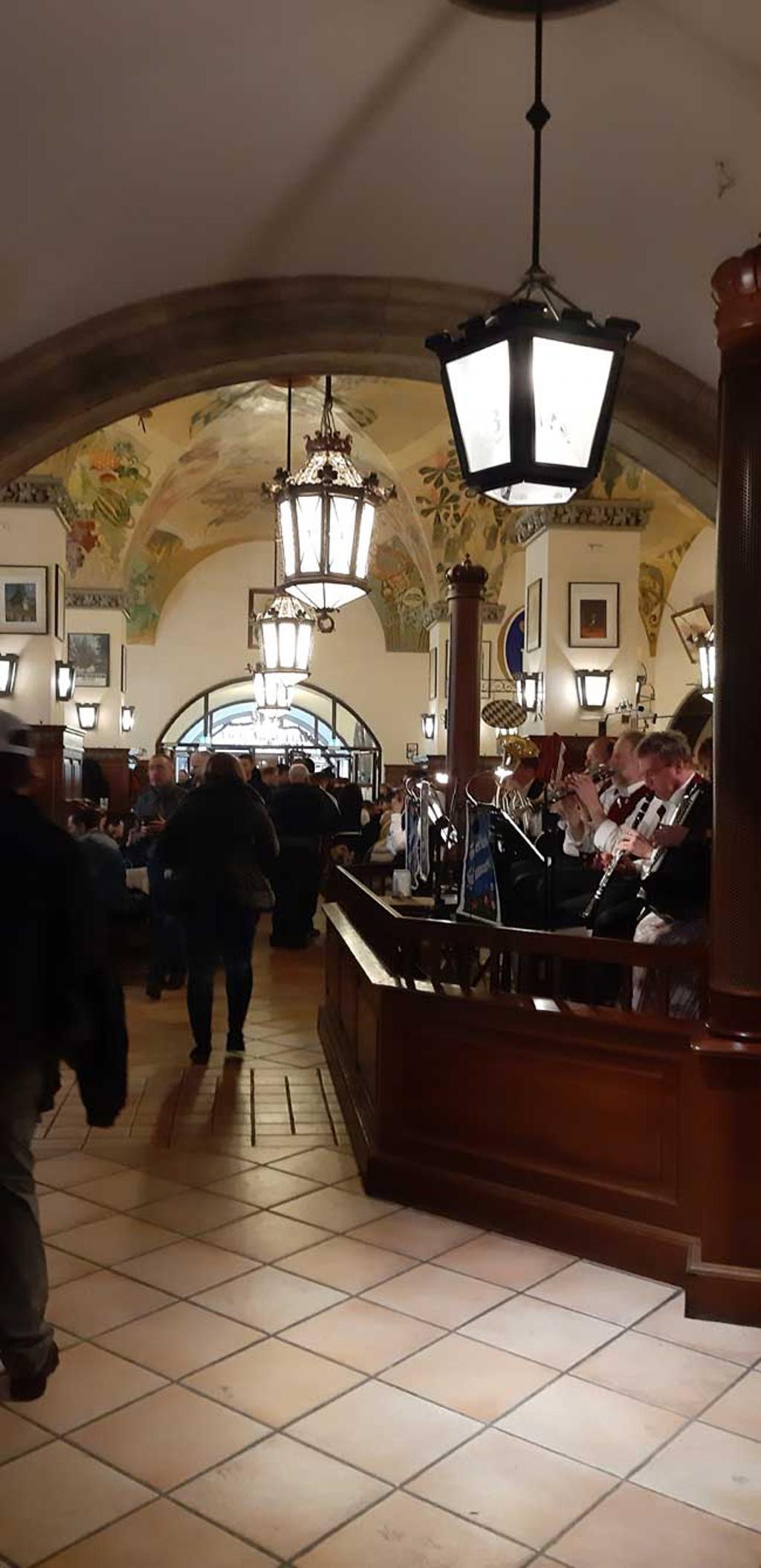 La célebre cervecería de Munich, Hofbräuhaus, es una de las más famosas del mundo.  Tiene hasta una orquesta de viento tocando a las horas más concurridas