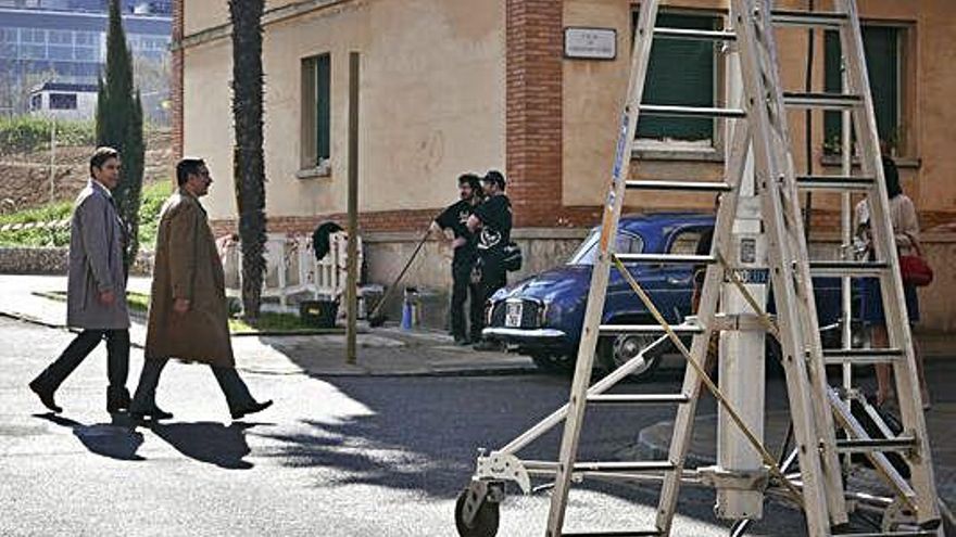 L&#039;actor Eduardo Noriega (esquerra) ahir al carrer Priorat en un moment del rodatge