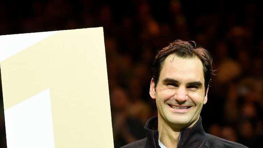 Federer posa con el regalo que le entregaron en Rotterdam. // Reuters