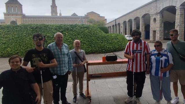 Ramón García, cuarto por la izquierda con compañeros con déficit visual; al centro, el equipo para oír el eclipse. |
