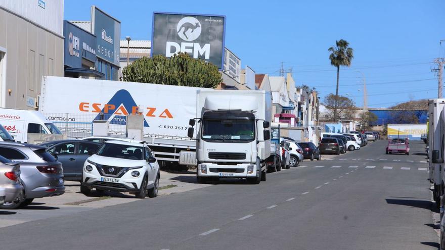 Numerosos vehículos ligeros y pesados aparcados en el polígono industrial Cabezo Beaza. | LOYOLA PÉREZ DE VILLEGAS