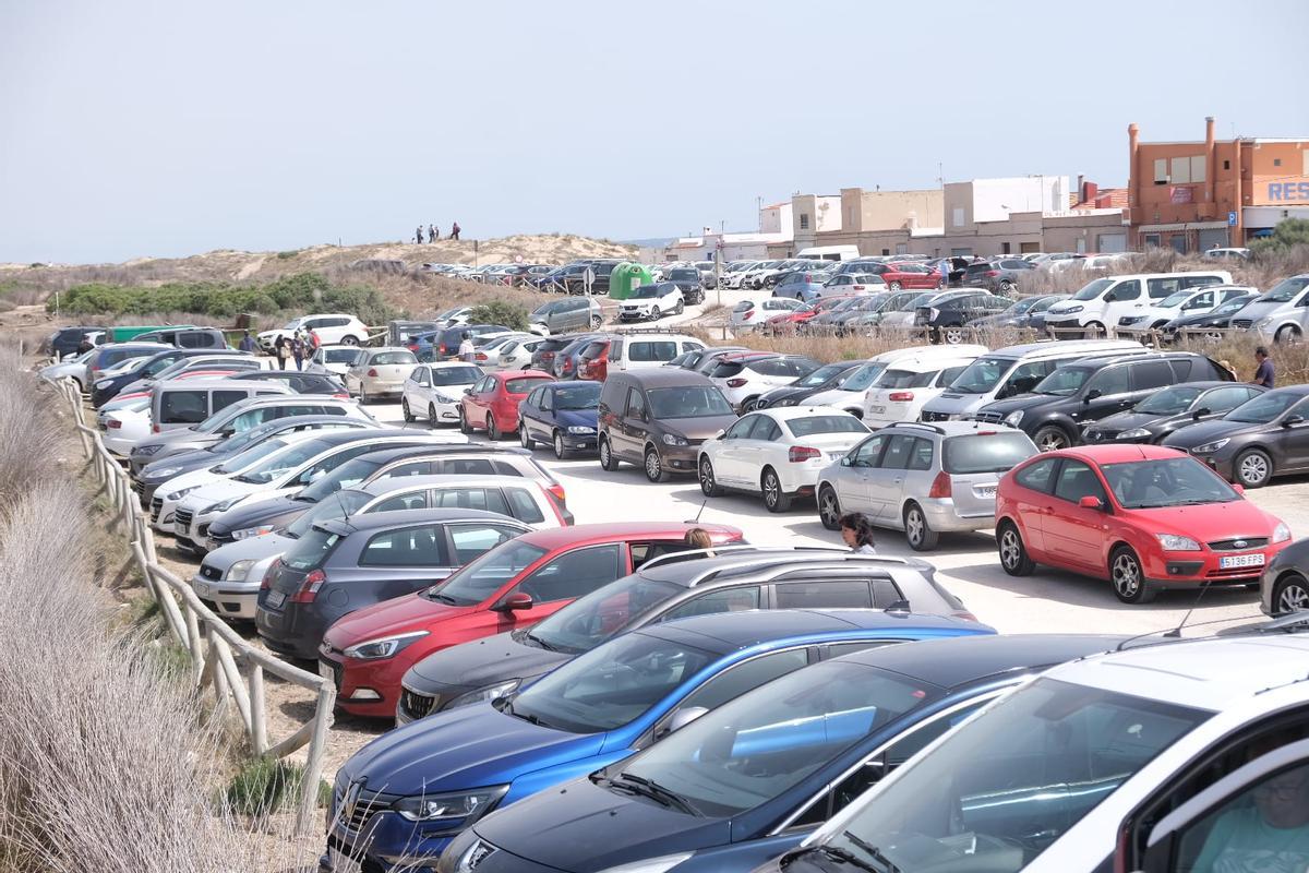 Docenas de coches aparcados en La Marina esta mañana.