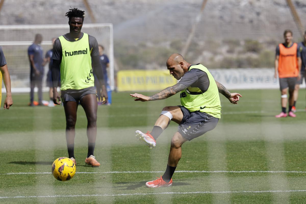 Sandro dispara a puerta durante un entrenamiento.