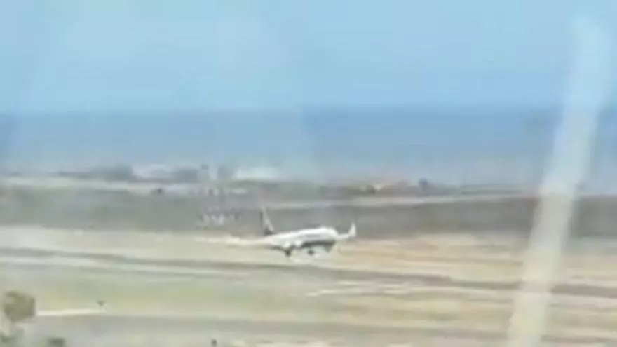 Tensión en el aire: un avión aborta su aterrizaje en Canarias por una peligrosa cizalladura