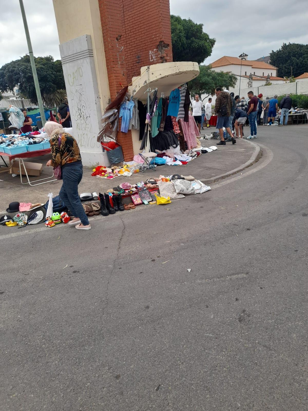 Uno de los puestos fuera de ordenación del mercadillo de Jinámar