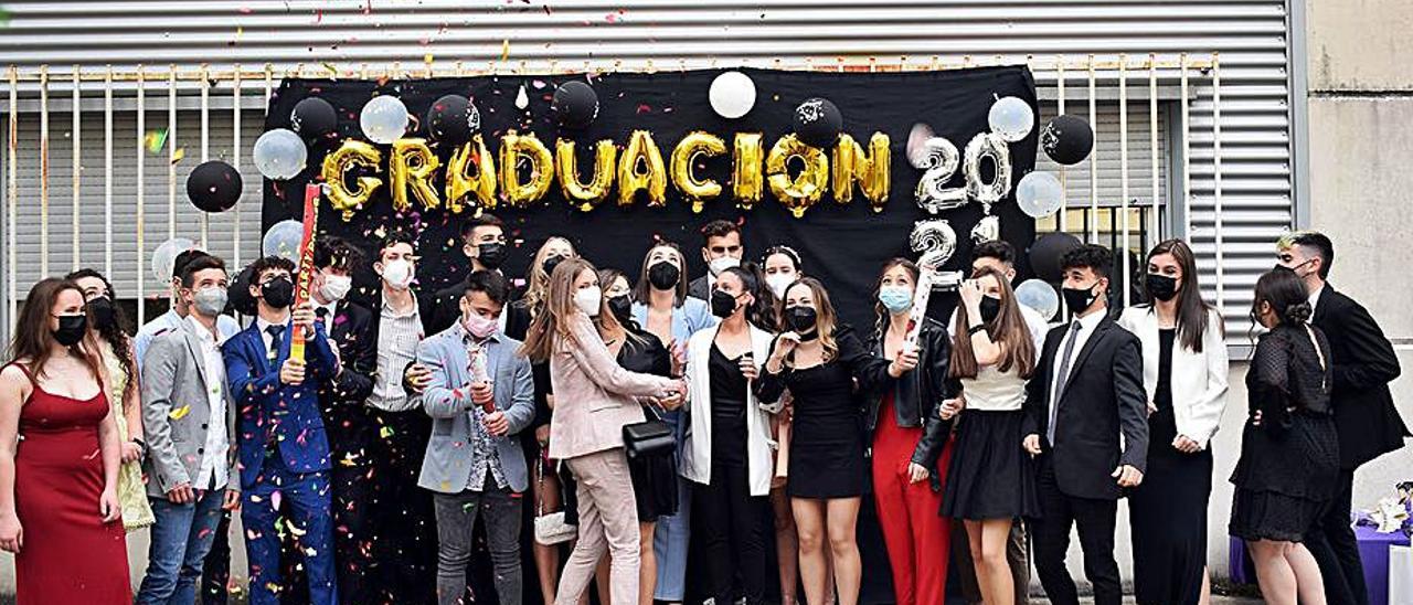 Promoción de bachilleres en la fiesta de graduación de Valga