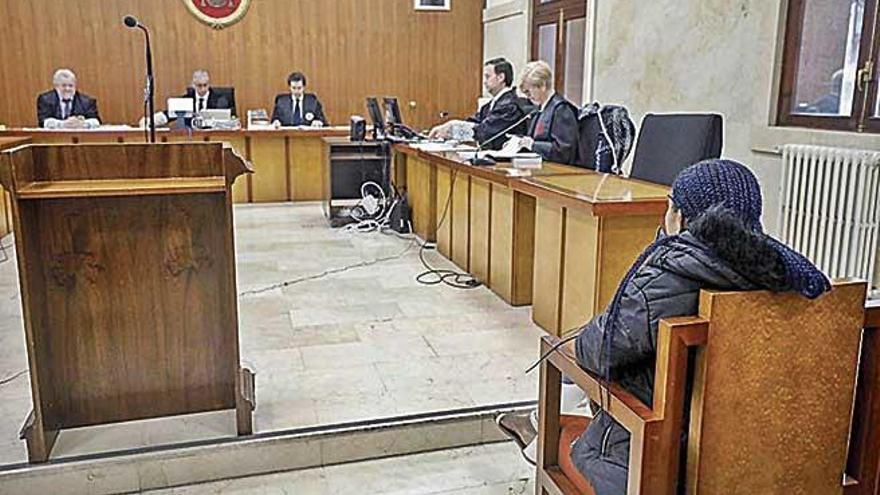 La condenada, durante el juicio en la Audiencia.