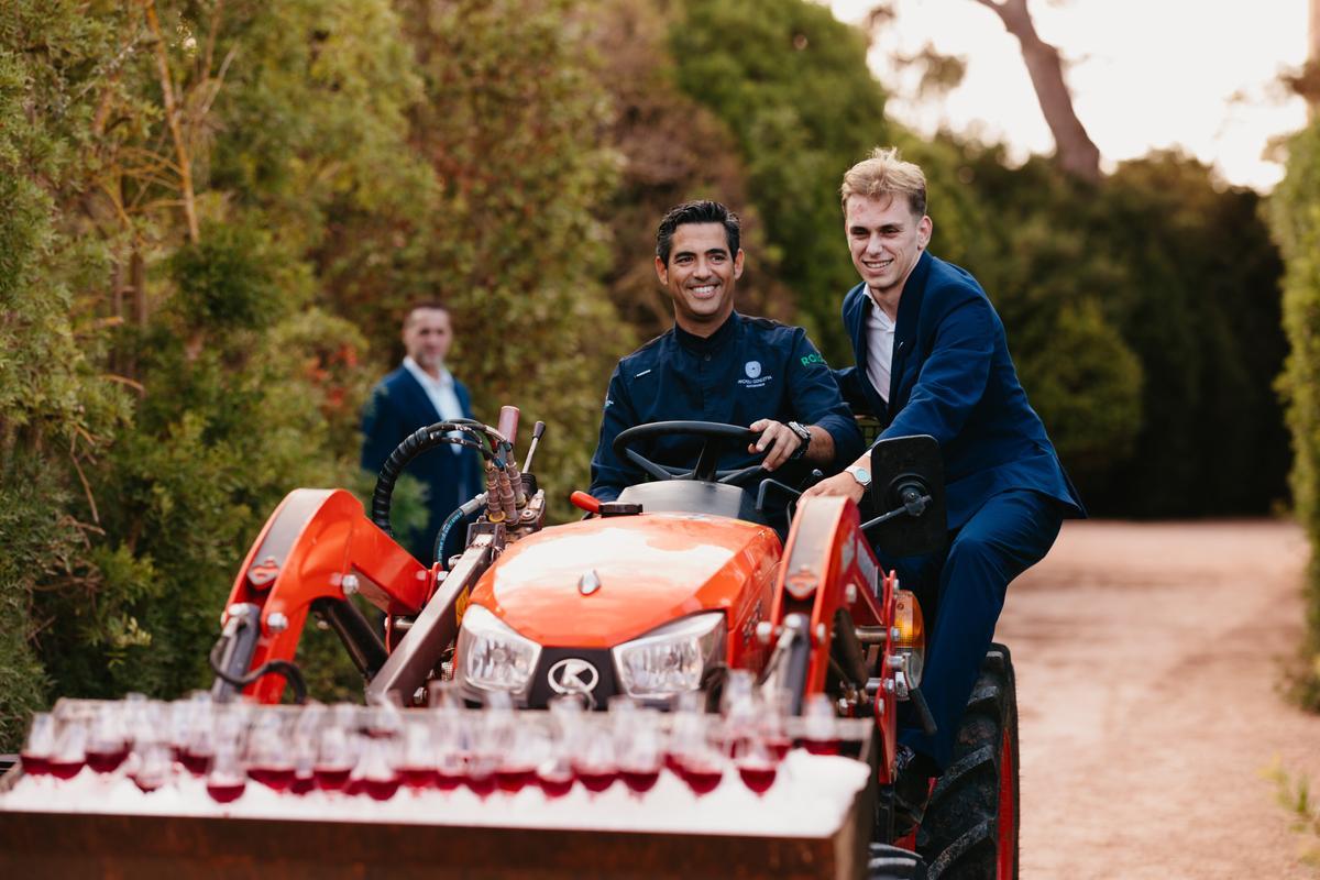 Andreu Genestra conduce un tractor lleno de copas de vino